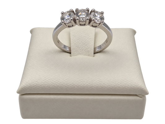 Anello Trilogy in Oro Bianco 18kt con Diamanti Naturali Certificati GIA | Atelier Orafo | nudo4