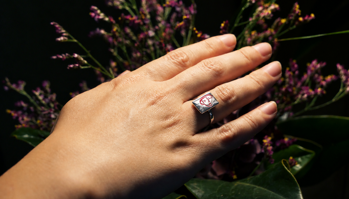 Anello Blue Argento 925 Smalto Rosso | Atelier Orafo | indossato