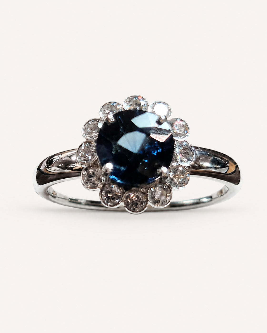 Anello Oro Bianco 18 kt con Zaffiro Naturale NTE certificato  e Diamanti naturali | Atelier Orafo | Prodotto