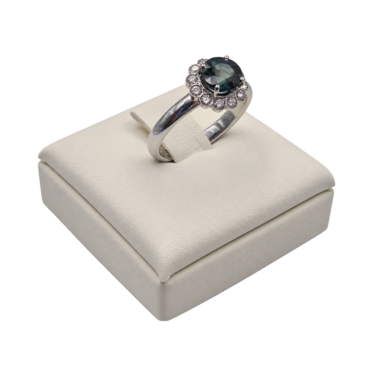 Anello Oro Bianco 18kt con Zaffiro Naturale NTE certificato e Diamanti naturali_
 | Atelier Orafo | prodotto4 | tras | 2400