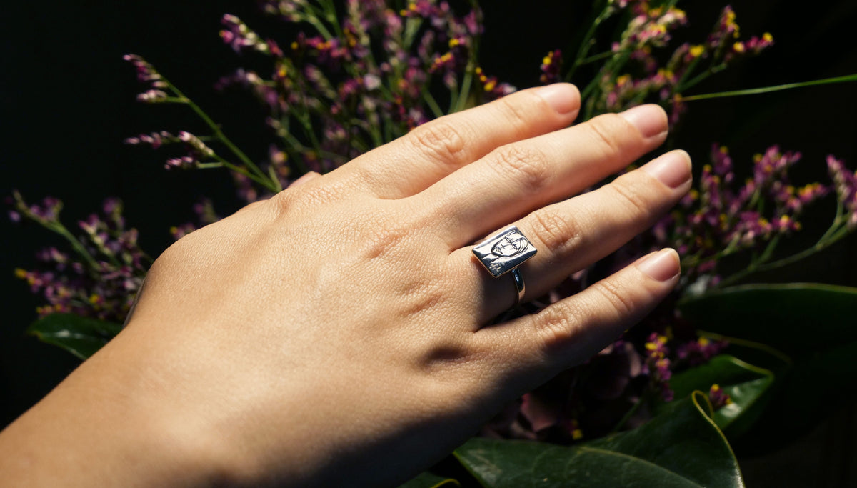 Anello Segni Angeleri Argento 925 Smalto Nero | Atelier Orafo | indossato