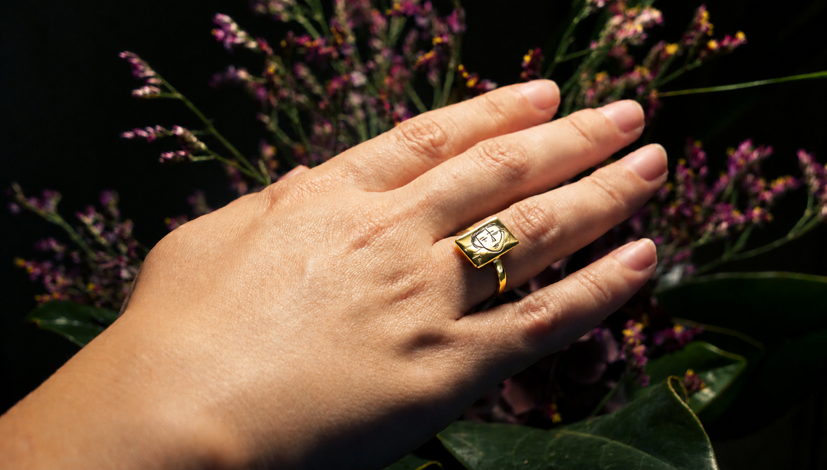 Anello Segni Angeleri Oro Giallo 9kt | Atelier Orafo | indossato