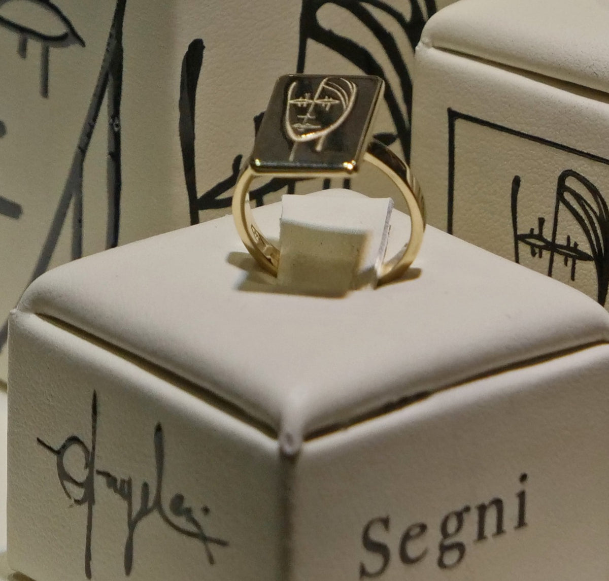 Anello Segni Angeleri Oro Giallo 9kt | Atelier Orafo | supporto