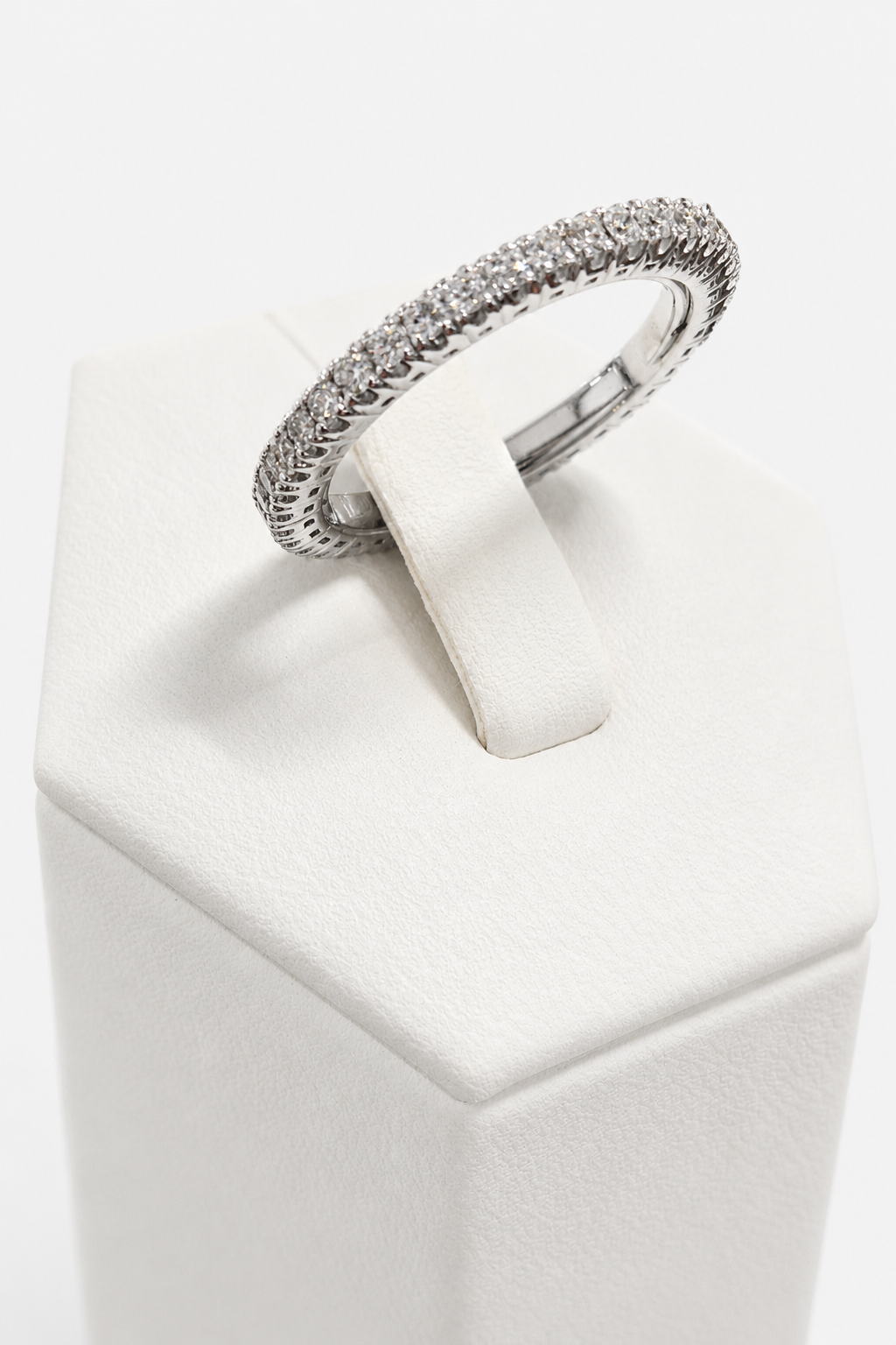 Anello Eternity in Oro Bianco 18 kt con Diamanti Naturali