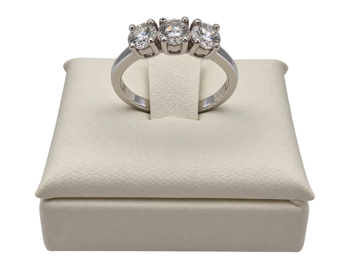 Anello Trilogy in Oro Bianco 18kt con Diamanti Naturali Certificati GIA | Atelier Orafo | nudo4