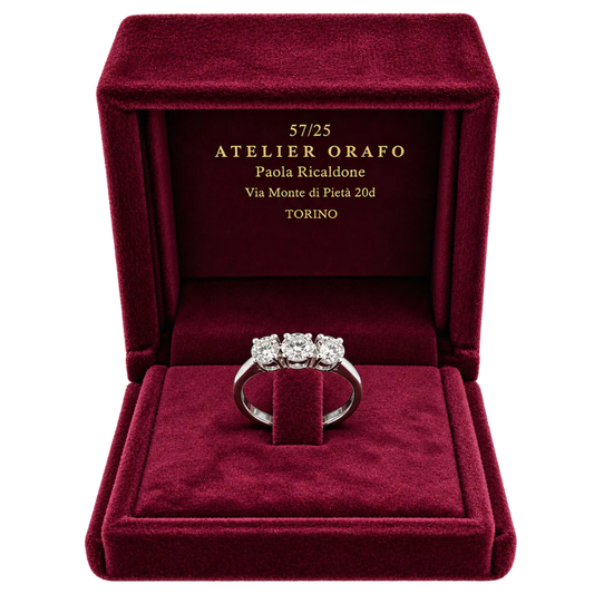 Anello Trilogy in Oro Bianco 18kt con Diamanti Naturali Certificati GIA con Scatola | Atelier Orafo | scatola4 | 2400