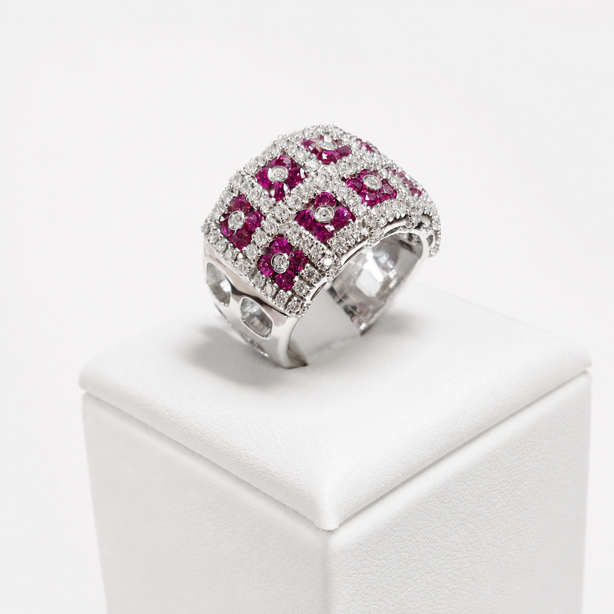 Anello Oro Bianco 18 kt con Rubini Naturali e Diamanti naturali | Atelier Orafo | nudo