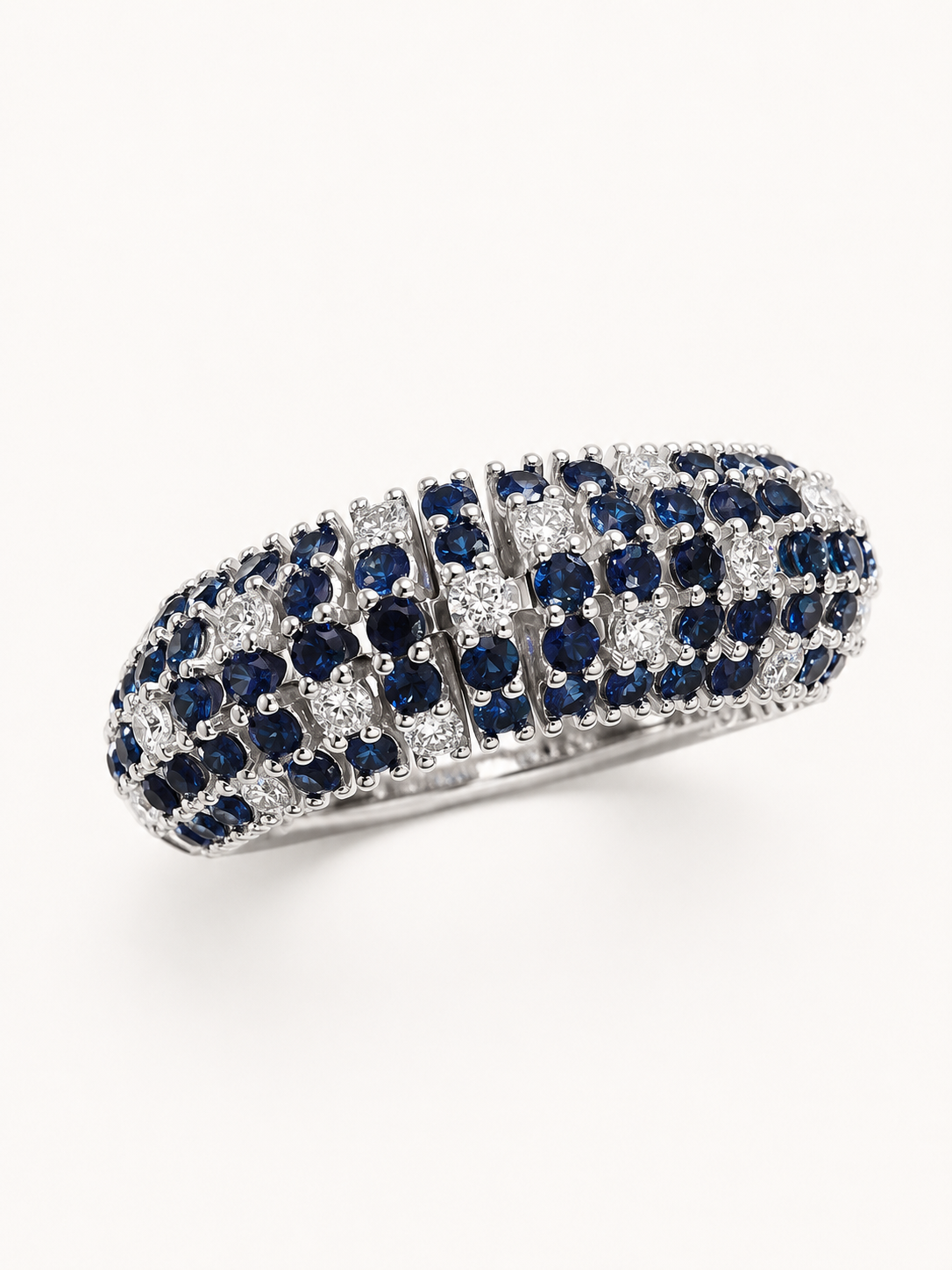 Anello Oro Bianco 18 kt con Zaffiro Naturale  e Diamanti naturali | Atelier Orafo | nudo2