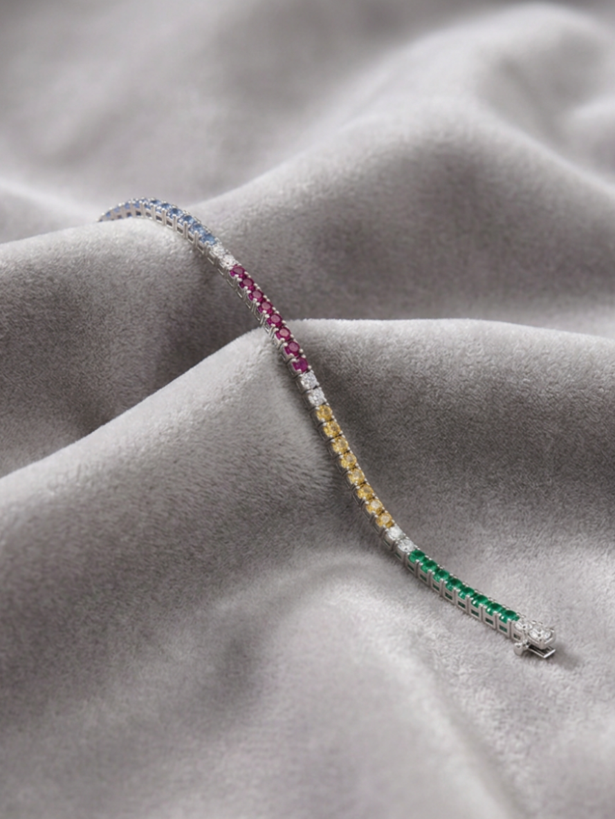 Bracciale Tennis in Oro Bianco 18kt con Diamanti e
Zaffiri Multicolor e Rubini e Smeraldi | Atelier Orafo | velluto