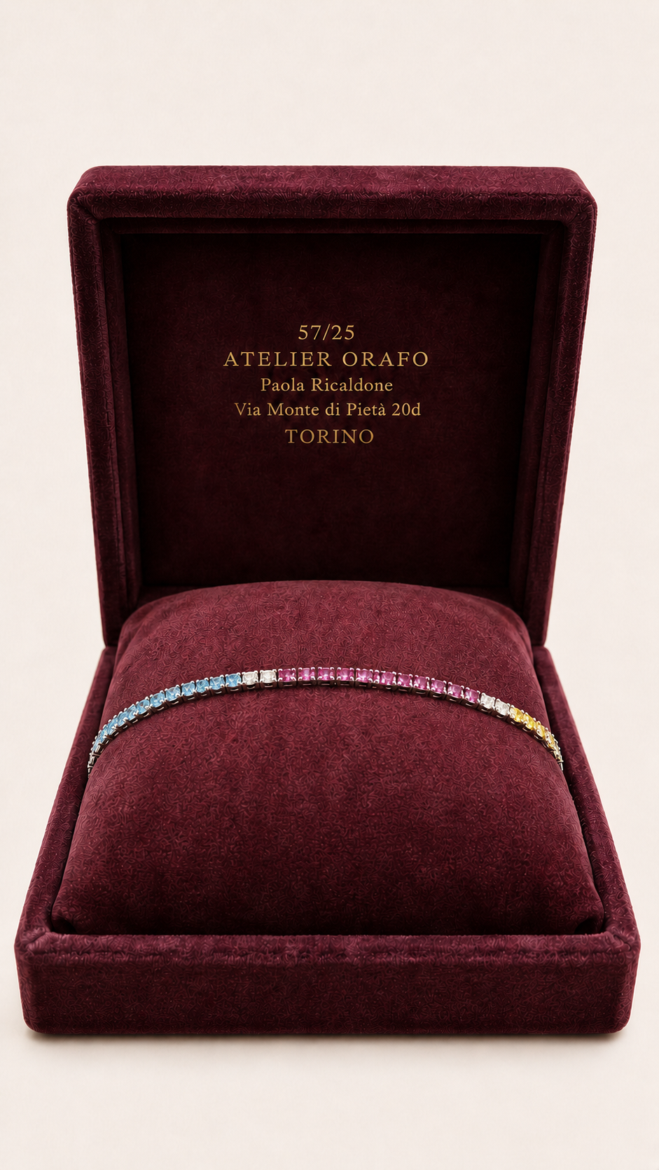 Bracciale Tennis in Oro Bianco 18kt con Diamanti e
Zaffiri Multicolor e Rubini e Smeraldi | AtelierOrafo | scatola