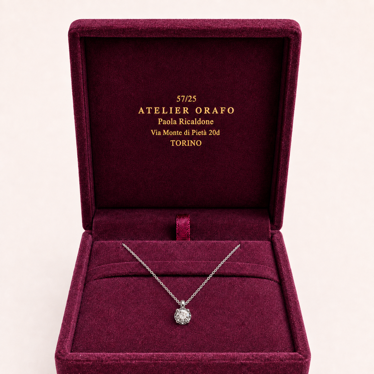 Collana Punto Luce Oro Bianco 18kt e Diamante Naturale 025 con Scatola | Atelier Orafo | scatola