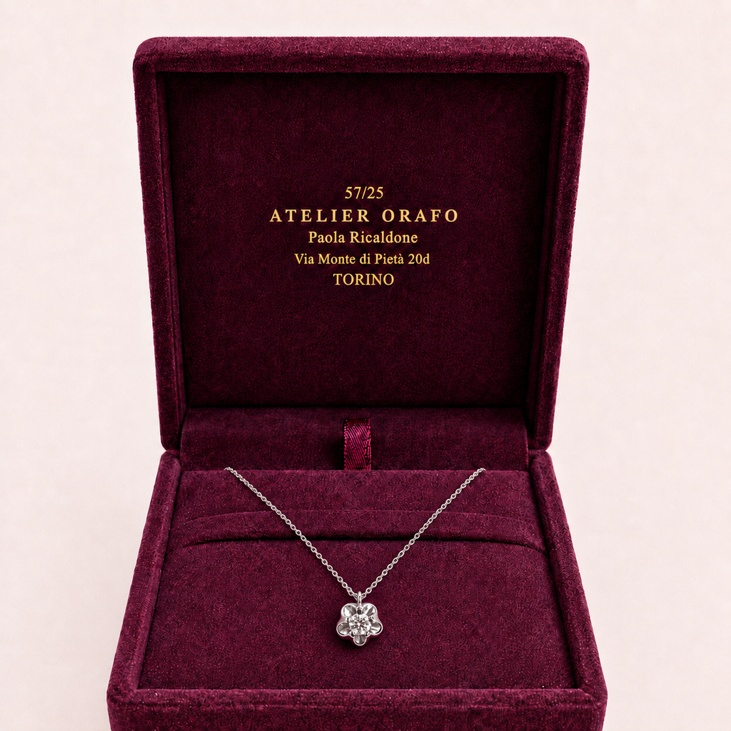 Collana Punto Luce Oro Bianco 18kt e Diamante Naturale ct 0_07 con Scatola | Atelier Orafo | scatola