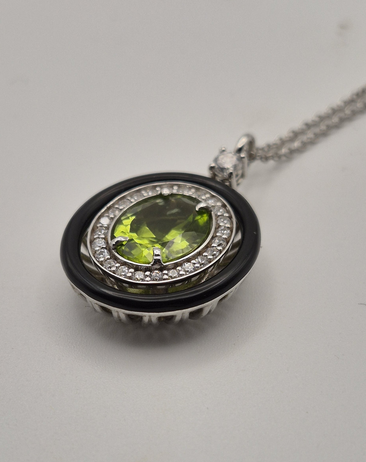 Collana e Ciondolo Argento 925 Peridot Ovale Naturale Zirconi Hyceram | Atelier Orafo | steso